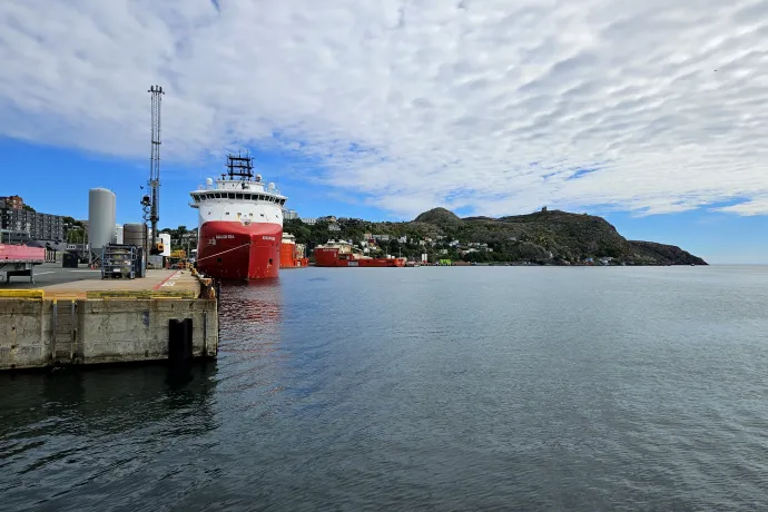 A Jellybean Row színes házai St. John's városában és a város kikötője – Fotó: Molnár Zoltán / Telex