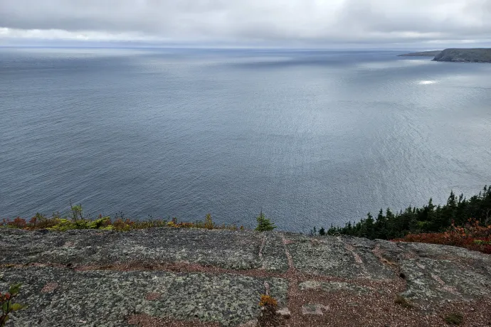 Az ösvény egy lépcsősített szakasza és kilátás az óceánra – Fotó: Molnár Zoltán / Telex