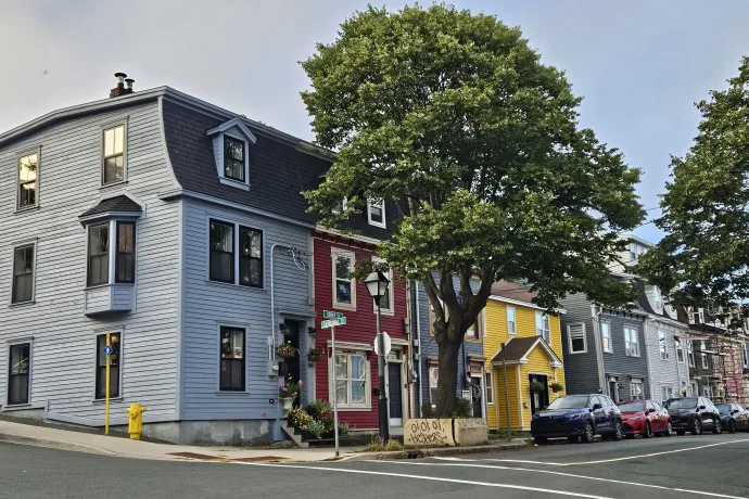 A Jellybean Row színes házai St. John's városában és a város kikötője – Fotó: Molnár Zoltán / Telex