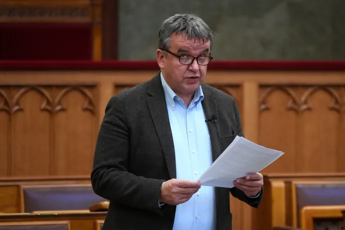 A kormányhivatal bezáratta a fideszes képviselő feleségének vágóhídját, ahol Hadházy szerint „bomló tetemek, kukákból kilógó belek” voltak