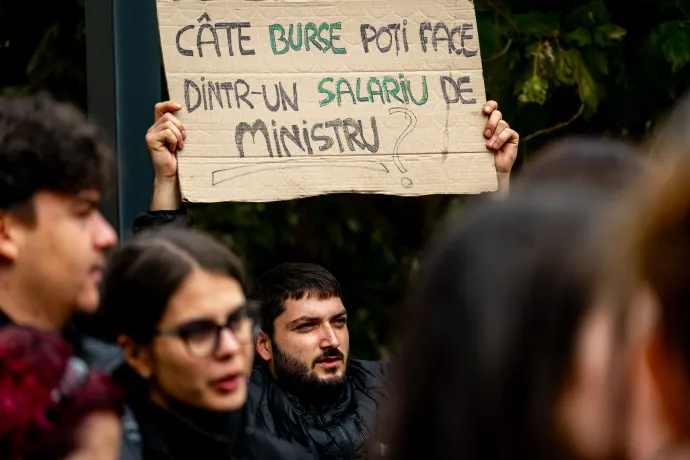 Teljesítmény üres hassal? Hány ösztöndíj jönne ki egy miniszteri fizetésből? – tették fel a kérdéseiket a tüntetők – Fotó: Tamás Zsófia / Transtelex