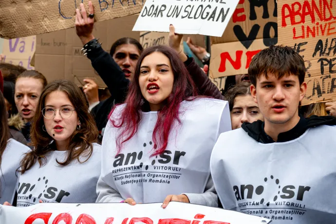 Teljesítmény üres hassal? Hány ösztöndíj jönne ki egy miniszteri fizetésből? – tették fel a kérdéseiket a tüntetők – Fotó: Tamás Zsófia / Transtelex