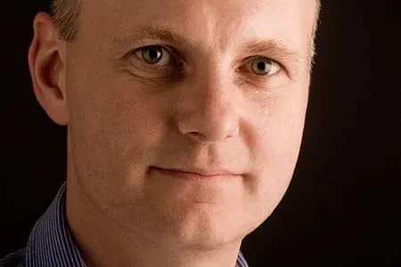 A mélyen hívő tanácsadó, aki egy nagy karrier után pihent egyet, és a Tiszát választotta