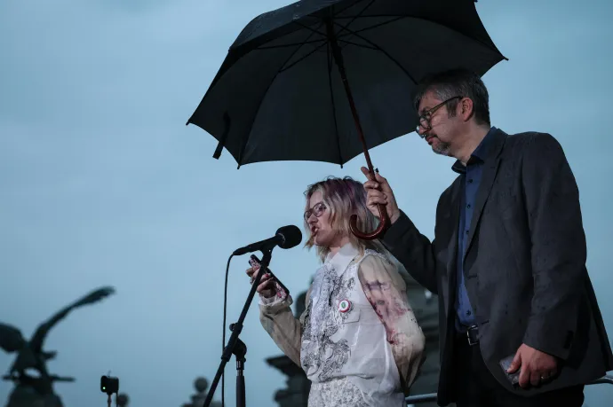 Tízezer forintra csökkentették annak a nőnek a büntetését, akit az egyik tüntetésen egy rendőr megütésével vádoltak