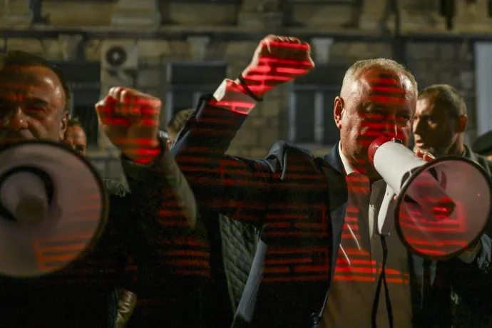 Chisinau, 2025. szeptember 29. Igor Dodon volt moldovai elnök (j) és Vasile Tarlev korábbi miniszterelnök a moldovai központi választási bizottság előtti tüntetés résztvevőihez beszél Chisinauban 2025. szeptember 28-án – Fotó: Stringer / NurPhoto / Getty Images