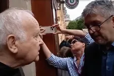 Megállapodott Hadházy a ferencesekkel, októbertől már nem a templomuk mellett fog tüntetni