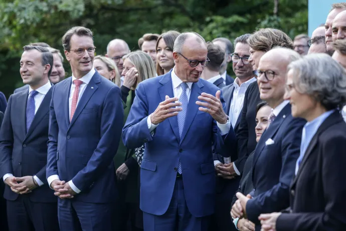 Friedrich Merz szövetségi kancellár Hendrik Wüst miniszterelnök mellett áll a csoportképen a megválasztott CDU-s polgármesterekkel és a tartományi elnökség tagjaival Düsseldorfban 2025. szeptember 29-én – Fotó: Oliver Berg /DPA / picture alliance / Getty Images