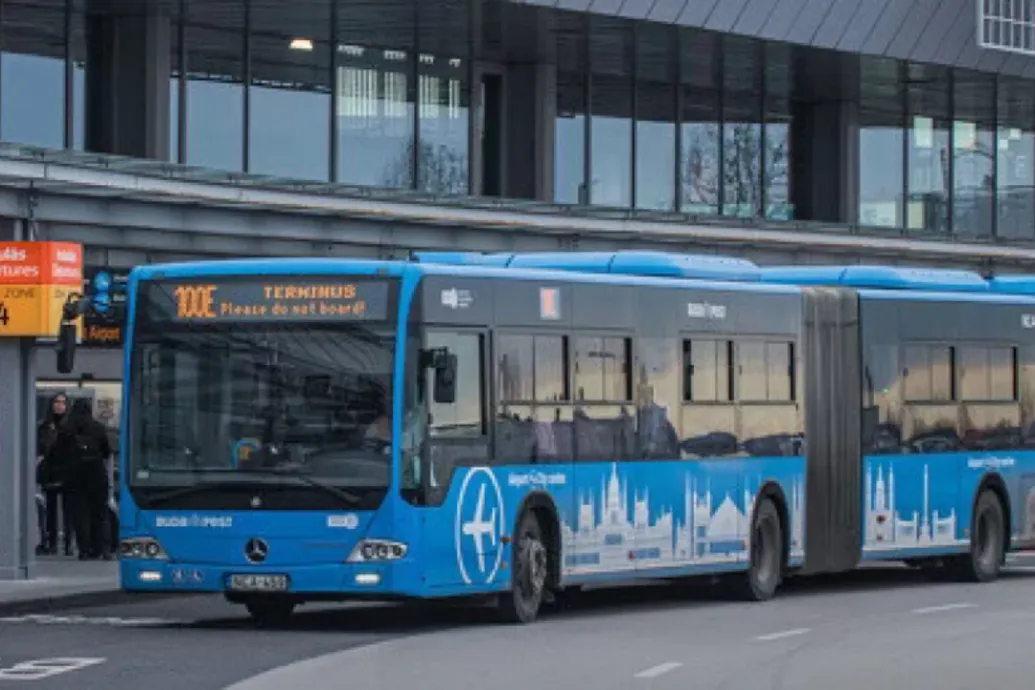 Szerdától már egy ezresért kibuszozhat a reptérre a 100E busszal