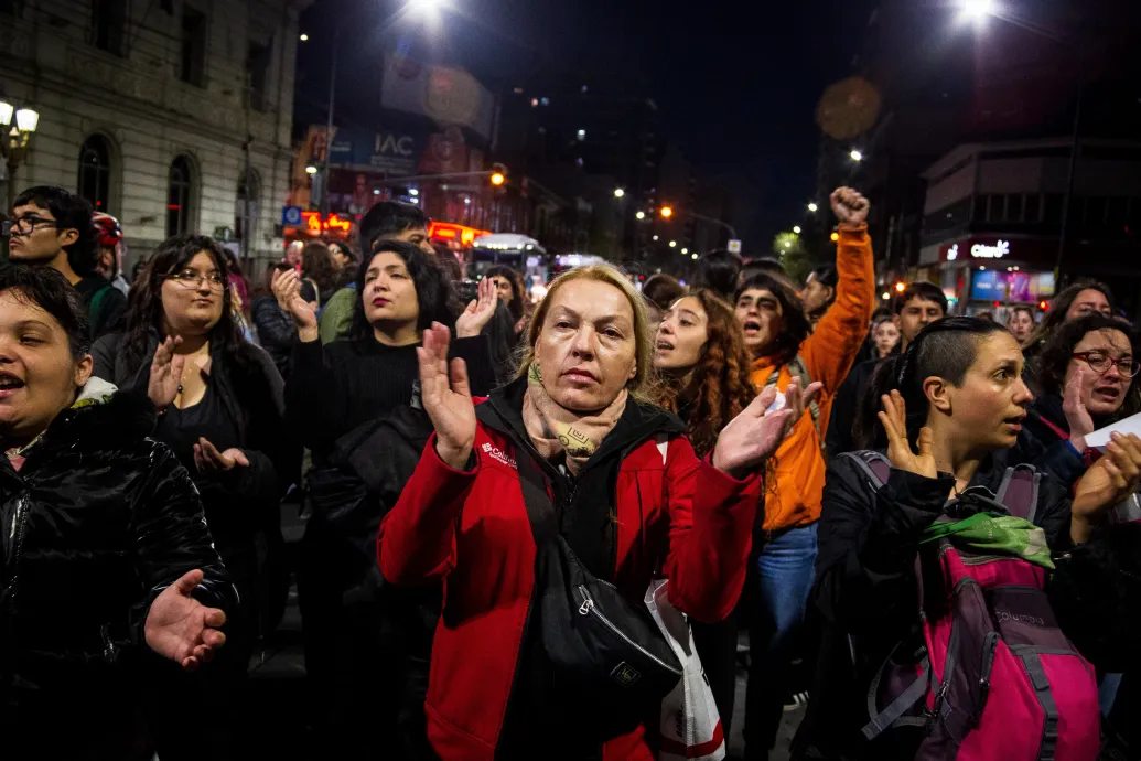 Ezrek vonultak Argentínában az utcákra, miután élő adásban kínoztak és öltek meg három fiatal lányt