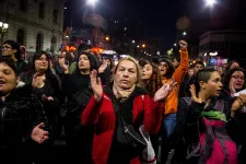 Ezrek vonultak Argentínában az utcákra, miután élő adásban kínoztak és öltek meg három fiatal lányt
