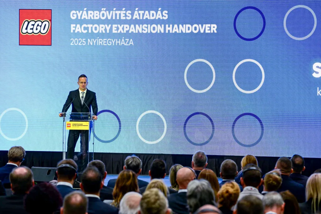 54 milliárd forintból bővült Lego-gyár Nyíregyházán, Szijjártó szerint csak egy nagyobb van ennél a világon