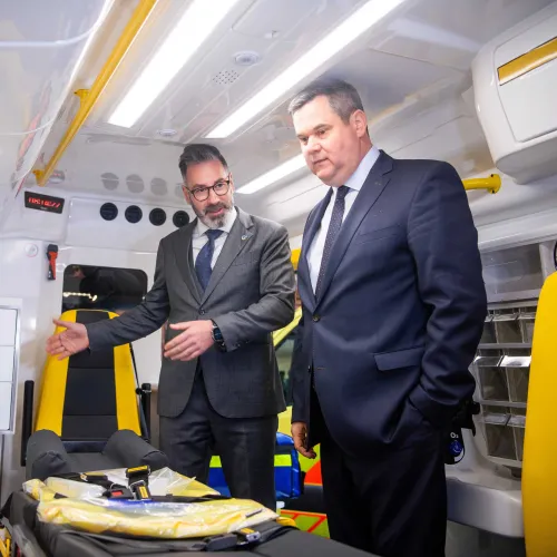 Fact-check: tényleg az előző kormányok emelték fel a mentőautók maximális korhatárát, ahogy azt Takács Péter állítja?
