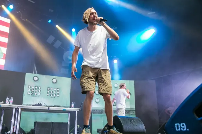 A visszatérő Dé:Nash új dalában nekimegy a fideszes elitnek, és a pedofilozás is előkerül