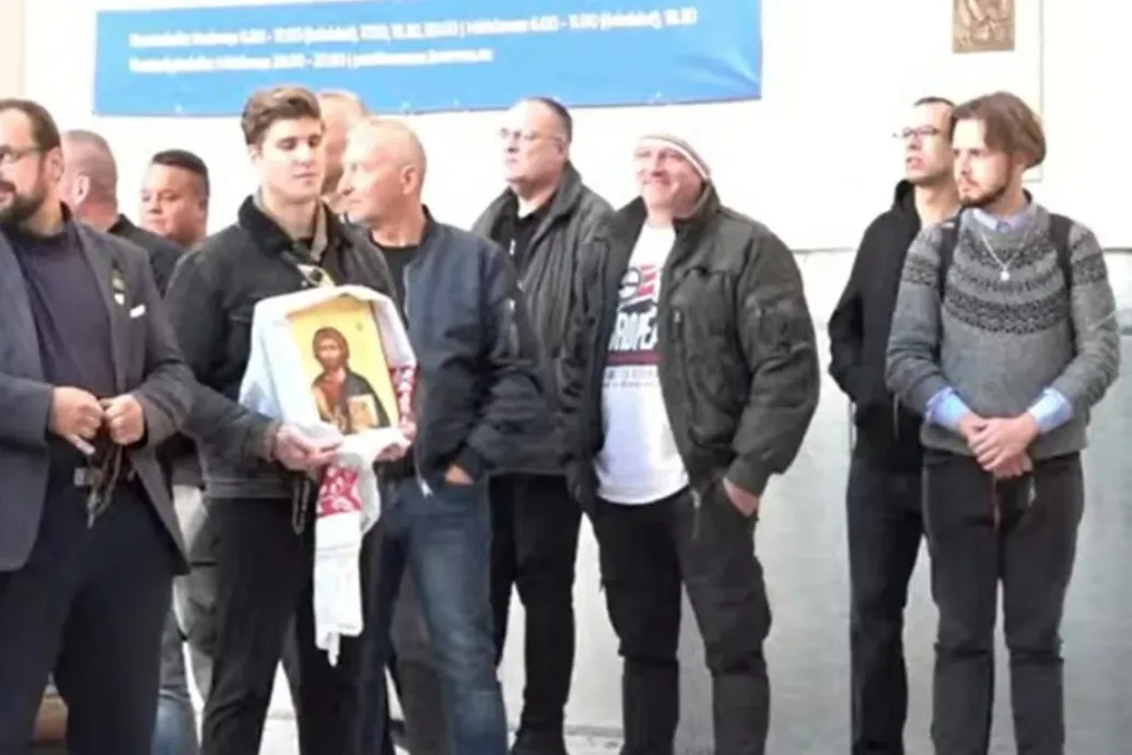 Szentképekkel várták az ellentüntetők Hadházyékat a Ferenciek terén