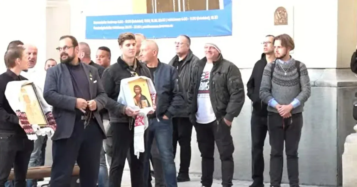 Szentképekkel várták az ellentüntetők Hadházyékat a Ferenciek terén