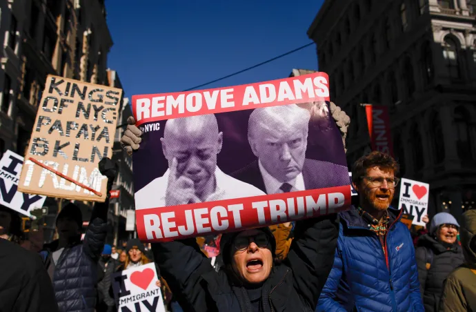 Adams és az új amerikai elnök fotója egy transzparensen New Yorkban 2025 február 22-én egy Donald Trump elleni tiltakozáson a beiktatását követően – Fotó: Kena Betancur / AFP