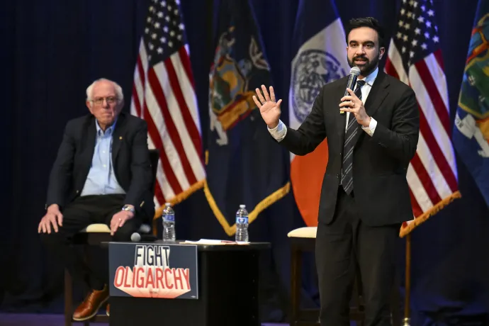 Bernie Sanders szenátor hallgatja Zohran Mamdani New York-i polgármesterjelölt beszédét a „Harc az oligarchia ellen: Nyílt fórum New York megfizethetőségéről” című rendezvényen a Brooklyn College-ban 2025. szeptember 6-án – Fotó: Angela Weiss / AFP