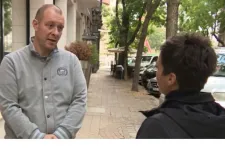 Áldozatok és egyesületek is keresik az éttermet, ahol segítettek egy távolról menekülő bántalmazott lánynak