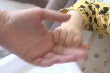 Miniszteri biztos jelent meg a családnál, amely örökbe fogadná a kórházi ágyban élő kisfiút
