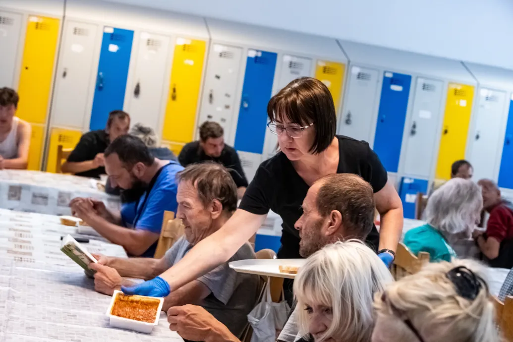 Hajléktalan emberek számára biztosít étkezést a Hajléktalanokért Közalapítvány (x)