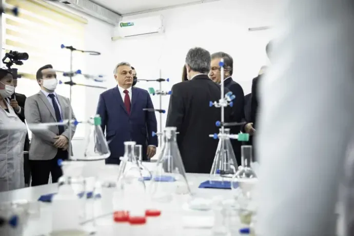 Uzbek president Shavkat Mirziyoyev (r) and Hungarian PM Viktor Orbán at the opening of the Uzbek-Hungarian Potato Research Center in Tashkent on 30 March, 2021 – Photo: Zoltán Fischer / PM's Press Office / MTI