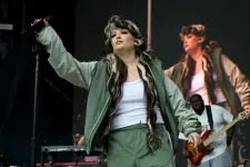Lola Young lemondta a fellépéseit, miután az egyik koncerten összeesett a színpadon