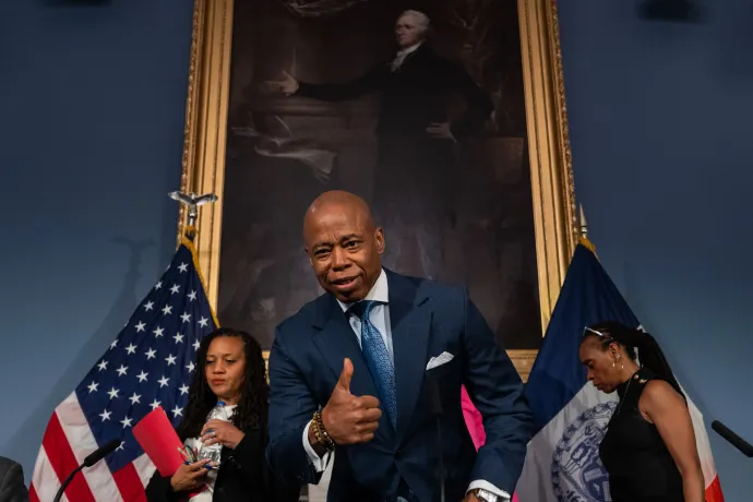 Eric Adams, New York polgármestere egy sajtótájékoztató előtt a városházán 2024. június 11-én – Fotó: Adam Gray / Getty Images