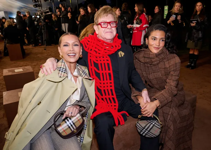 Vanessa Williams, Elton John, és Olivia Dean a Burberry divatbemutatóján Londonban – Fotó: Saira MacLeod / WWD / Getty Images