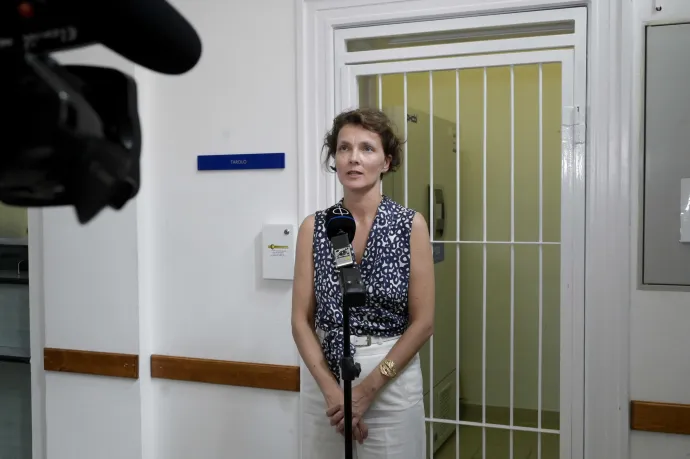 Galgóczi Ágnes, a Nemzeti Népegészségügyi Központ osztályvezetője sajtótájékoztatót tart a Pfizer és a BionTech koronavírus ellen kifejlesztett új vakcinájának érkezéséről Budapesten, a Dél-pesti Centrumkórház Országos Hematológiai és Infektológiai Intézet Szent László telephelyén, 2022. szeptember 7-én – Fotó: Koszticsák Szilárd / MTI