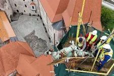 Másfél évszázad után leemelték Hunyadi János szobrát a vajdahunyadi várról