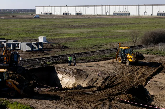 Heteken belül bezárják és elkezdik bontani az egyik vasútvonalat Debrecennél, hogy átadhassák a területét az akkugyárnak