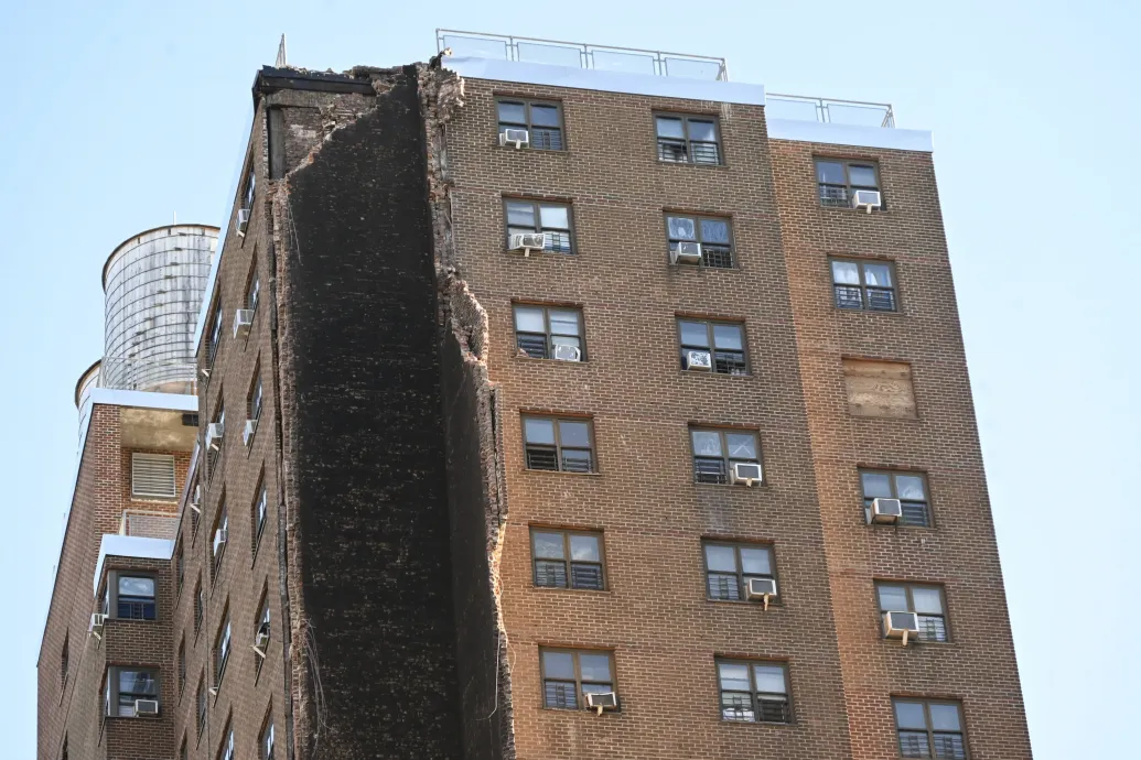 Egy robbanást hallottak, majd leomlott egy húszemeletes New York-i ház egy része