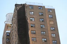 Egy robbanást hallottak, majd leomlott egy húszemeletes New York-i ház egy része