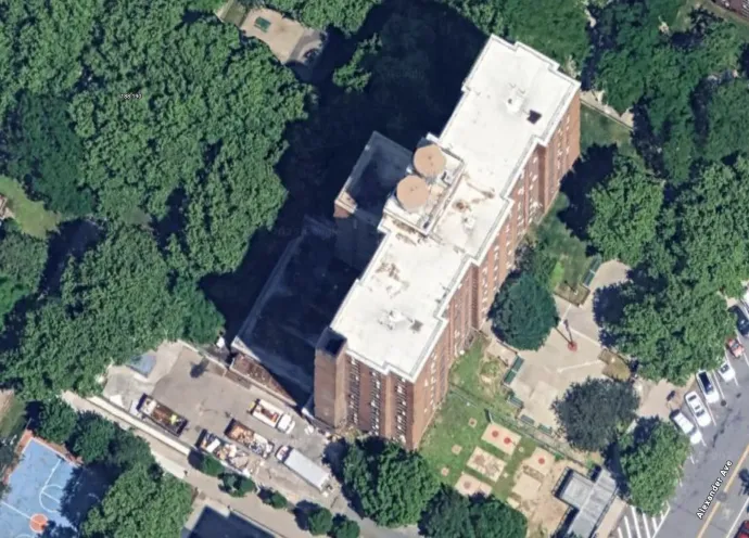 Ezen a korábbi képen az épület bal alsó sarkán látható a kémény, ami most leomlott – Fotó: Airbus / Google Maps