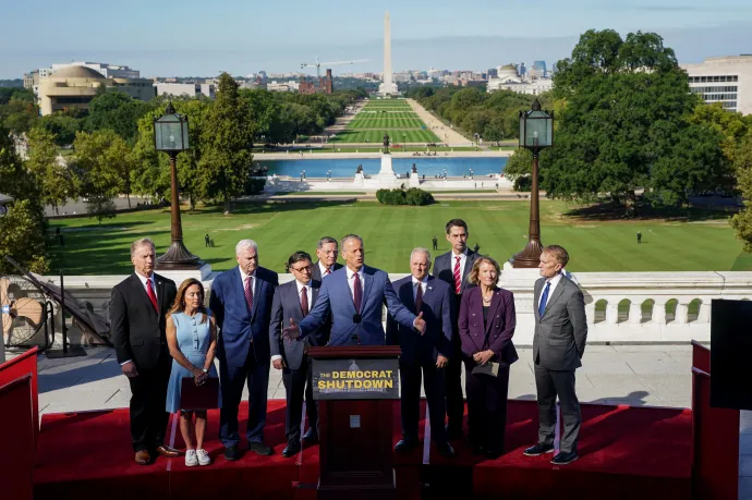 John Thune, a szenátusi republikánus többség vezetője sajtótájékoztatót tart a részleges kormányzati leállás első napján a Washingtonban a Capitolium előtt 2025. október 1-jén – Fotó: Nathan Howard / Reuters