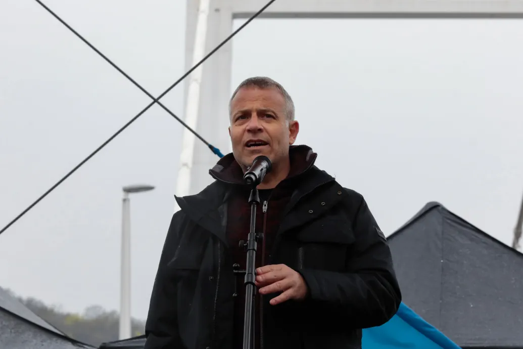 Szőlő utcai ügy: Az ügyészség szerint épp bizonyítékokat foglalnak le a volt politikus Juhász Pétertől