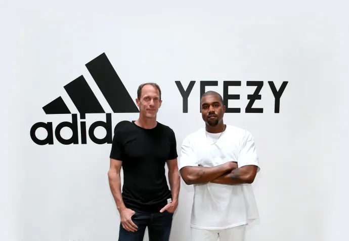 Eric Liedtke, az adidas marketingigazgatója és Kanye West a Milk Studiosban az együttműködés bejelentésekor 2016. június 28-án – Fotó: Jonathan Leibson / Getty Images