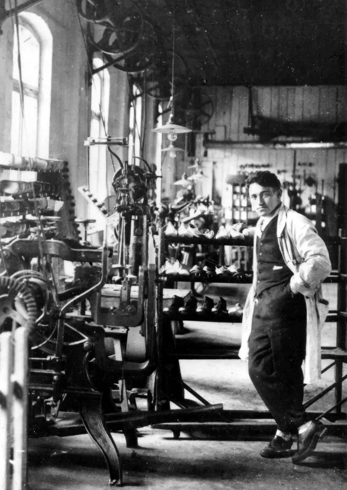 Adolf "Adi" Dassler a testvérek cipőgyárában a 1920-as években – Fotó: Ullstein Bild / Getty Images