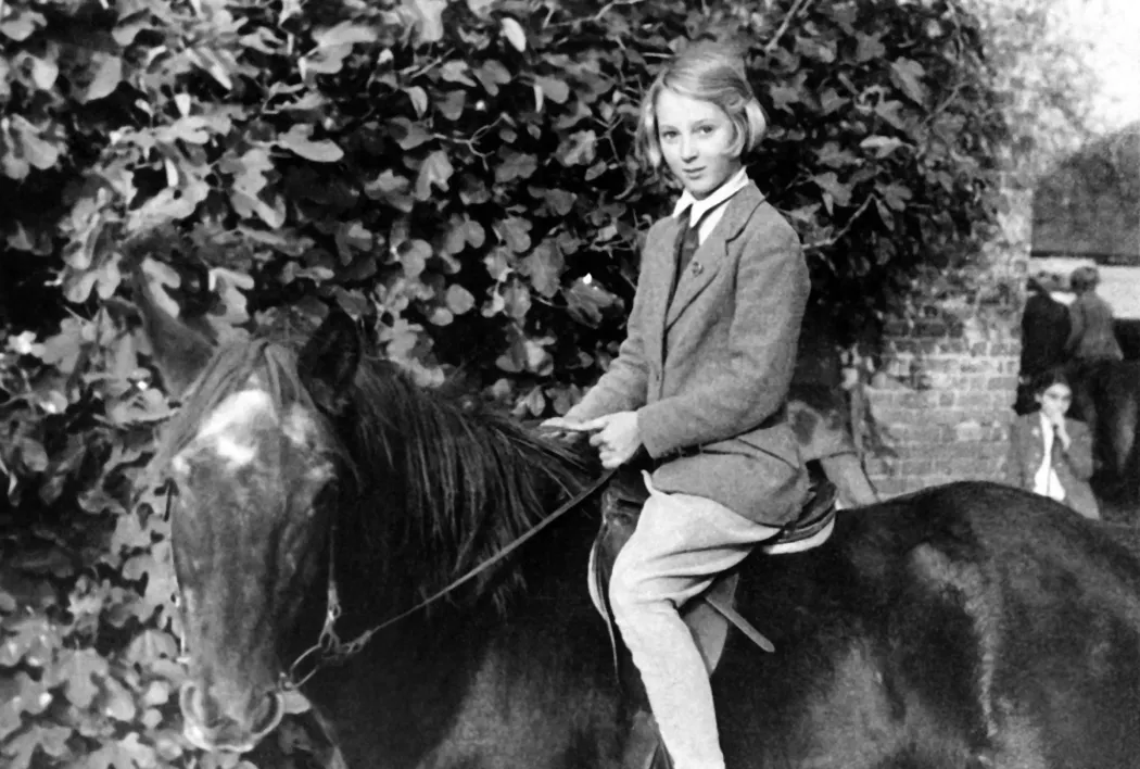 A tinédzser Jane Goodall Daniel nevű lován Bournemouthban – iFotó: Jane Goodall Intézet