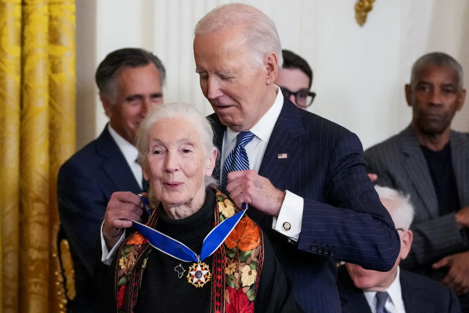 Joe Biden amerikai elnök az Elnöki Szabadság-érdemrendet adta át Jane Goodallnak 2025. január 4-én – Fotó: Ken Cedeno / Reuters