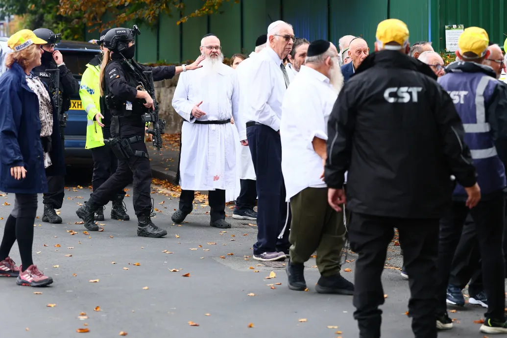 Késsel és autóval támadtak egy zsinagóga gyülekezetére Manchesternél, ketten meghaltak
