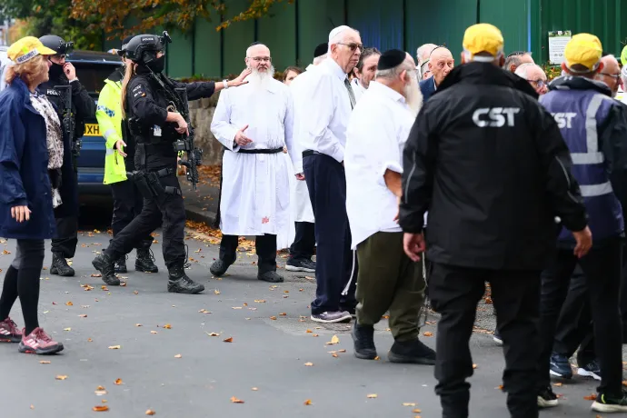 Késsel és autóval támadtak egy zsinagóga gyülekezetére Manchesternél, ketten meghaltak