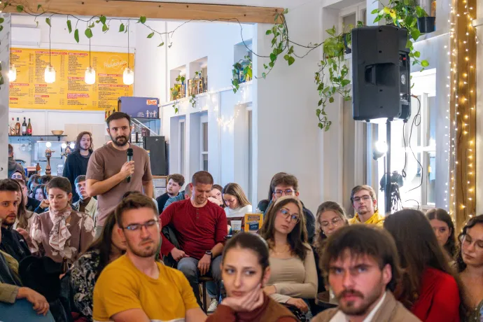 Fejes Levente Zoltán civilszféra-szakértő és kérdező a közönségből – Fotó: Tamás Zsófia / Transtelex