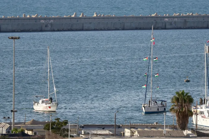 A flotilla két hajója, amiket Izrael lefoglalt, és Asdód kikötőjébe irányított – Fotó: Saeed Qaq / Anadolu / AFP
