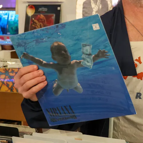 Megint elveszítette a Nirvana elleni gyermekpornográfia-pert a híres albumborítón látható csecsemő, aki azóta felnőtt