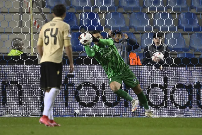 Varga tizenegyesét könnyen hárította a kapus – Fotó: Johan Eyckens / Belgaimage