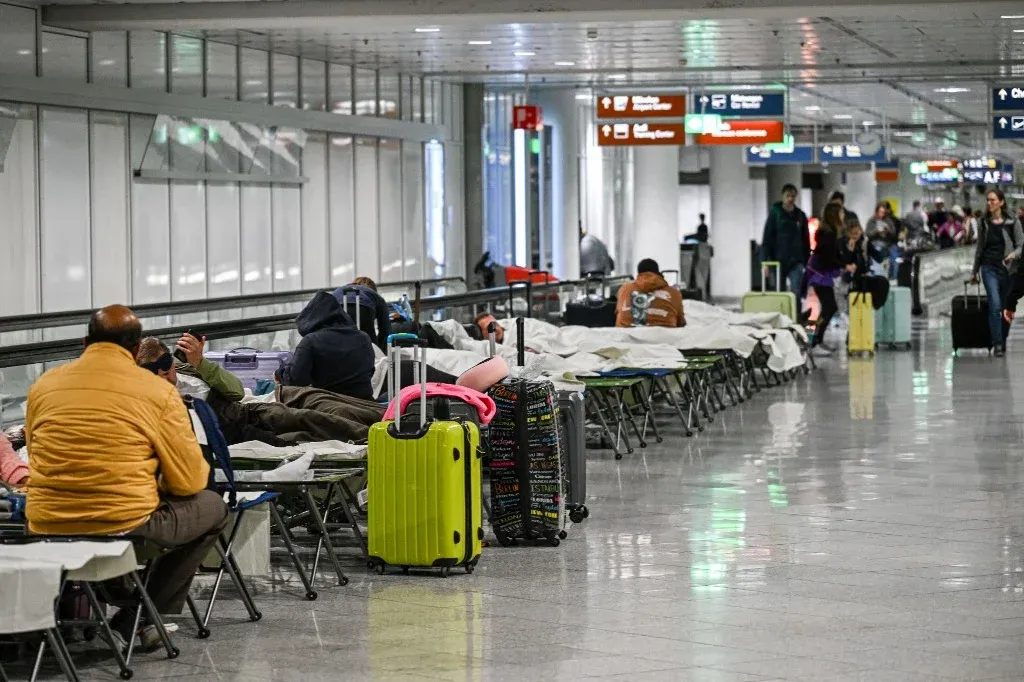 Drónokat láttak a müncheni repülőtér közelében, kempingágyakon éjszakáztak az utasok