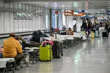 Drónokat láttak a müncheni repülőtér közelében, kempingágyakon éjszakáztak az utasok