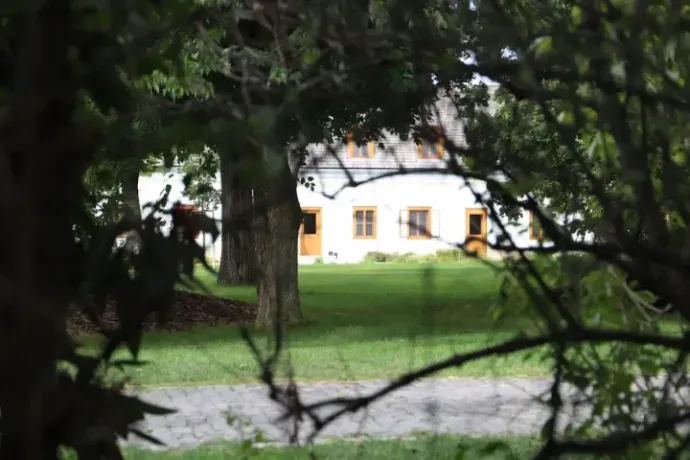 One of the buildings at the Hatvanpuszta estate. Photo: Direkt36