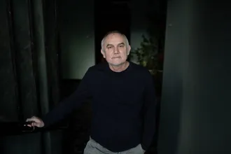 „Van olyan díj ma az országban, amit nem szabad megkapni, elfogadni, mert kivel kezelsz le” – Darvasi László kapta az idén alapított Esterházy Irodalmi Díjat